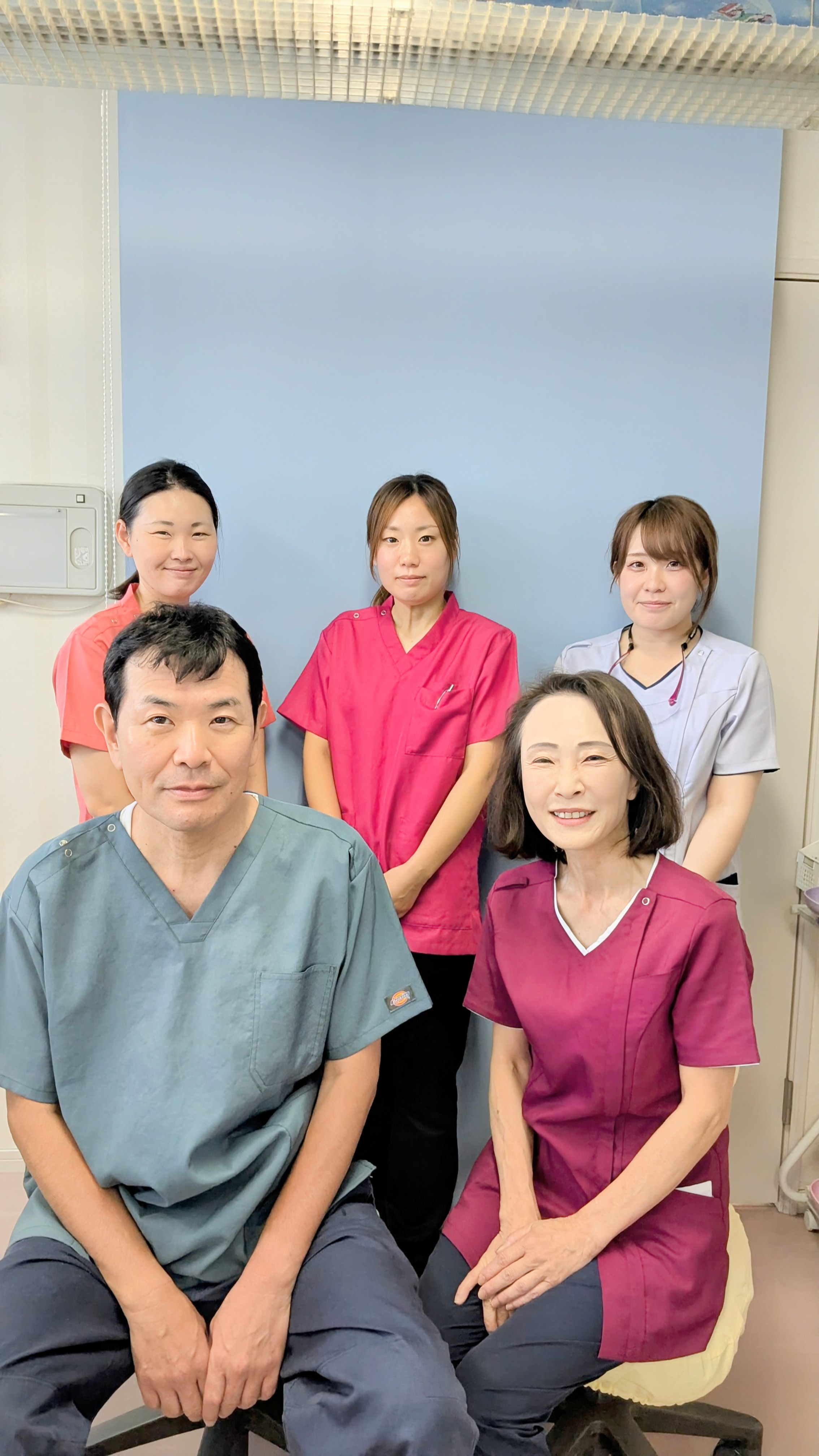 訪問歯科にも対応するスタッフ集合写真
