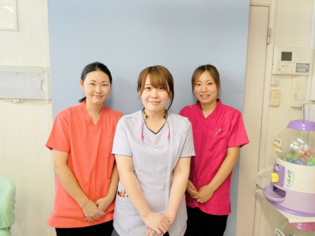 女性歯科医師と歯科衛生士スタッフの集合写真